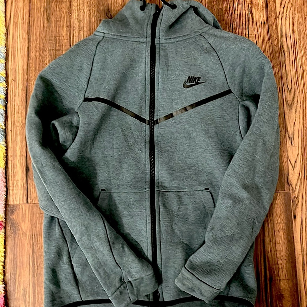 Nike tech fleece in teal/black! Hardly worn and still in perfect condition.